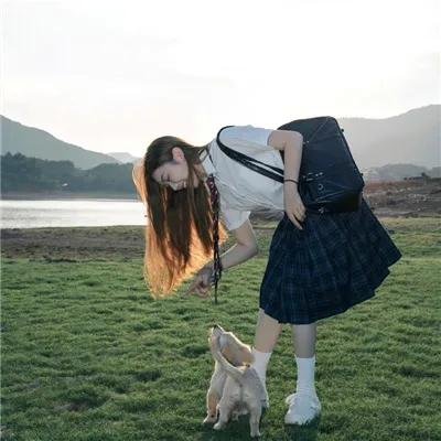 落在她身边